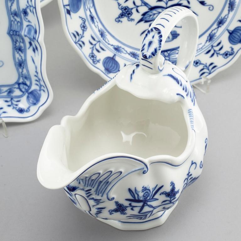A table ware set of 9 pcs by Meissen, from the second half of the 20th century.
