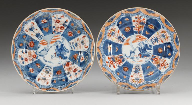 TALLRIKAR, ett par, porslin. Qing dynastin. Kangxi (1662-1723).