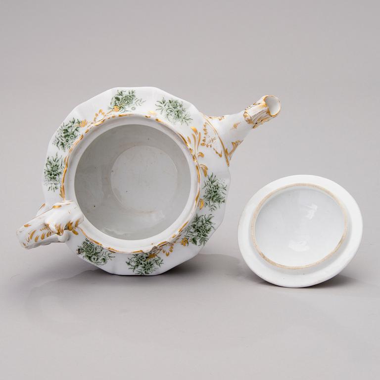 A Russian rococo style porcelain teapot, Kornilov 1840-1861.