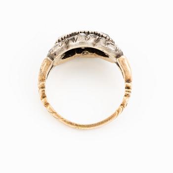 Ring 18K gold and silver with rose-cut diamonds.