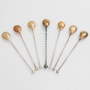 Lasinalusia, 18 kpl, cocktaillusikoita, 7 kpl, hopea, ja pullonalusia 3 kpl, alpakka, suomalaiset valmistajat, 1930-luku.