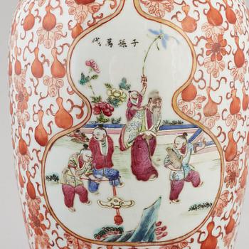 A large famille rose vase, Qing dynasty, late 19th century.