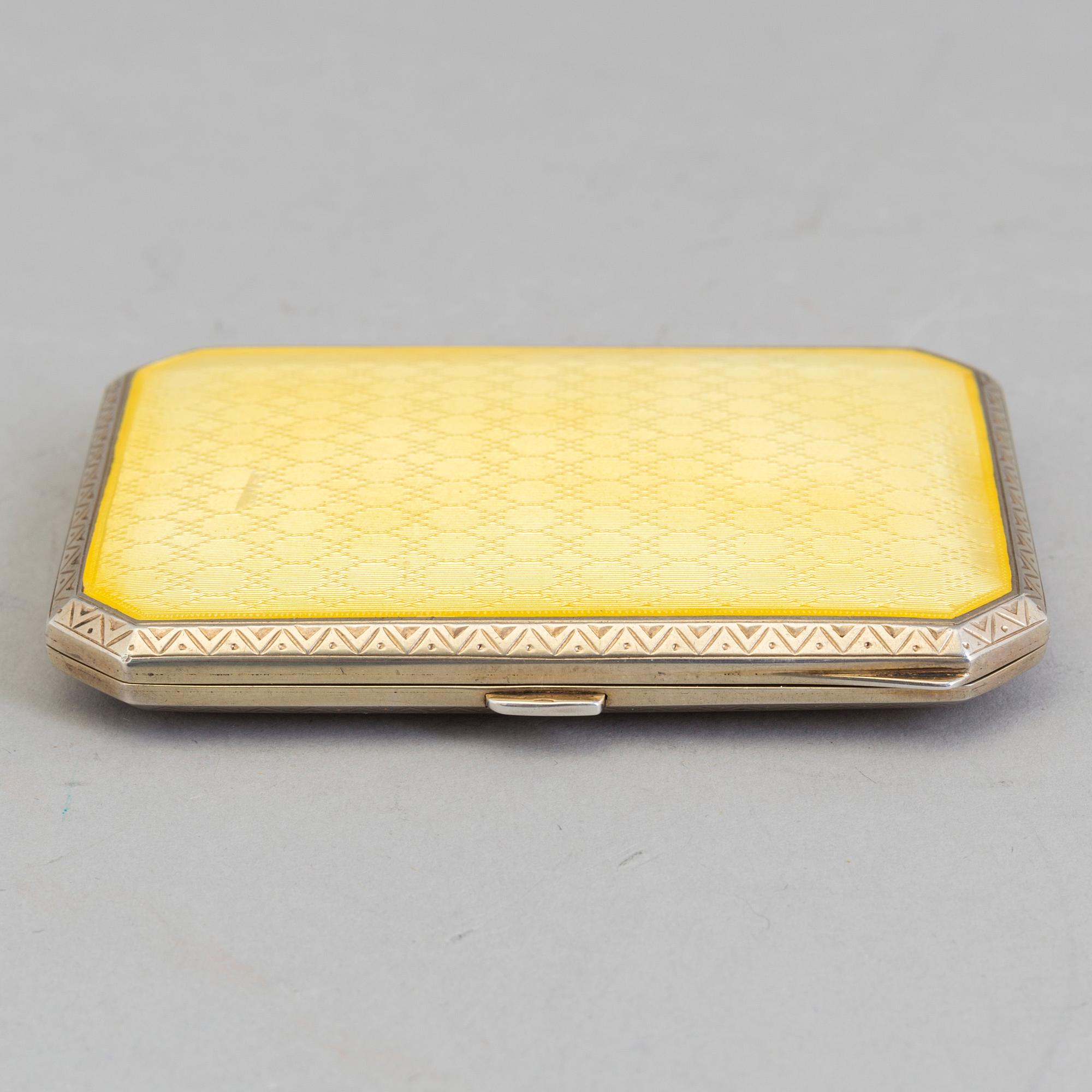 CIGARETTETUI, guillocherad emalj och sterlingsilver, engelska importstämplar, London 1927. Vikt 82 g.