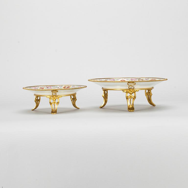TAZZOR, 2 st, porslin, Sèvres, märkta Chateau de Fontainebleau. Frankrike 1800-tal.