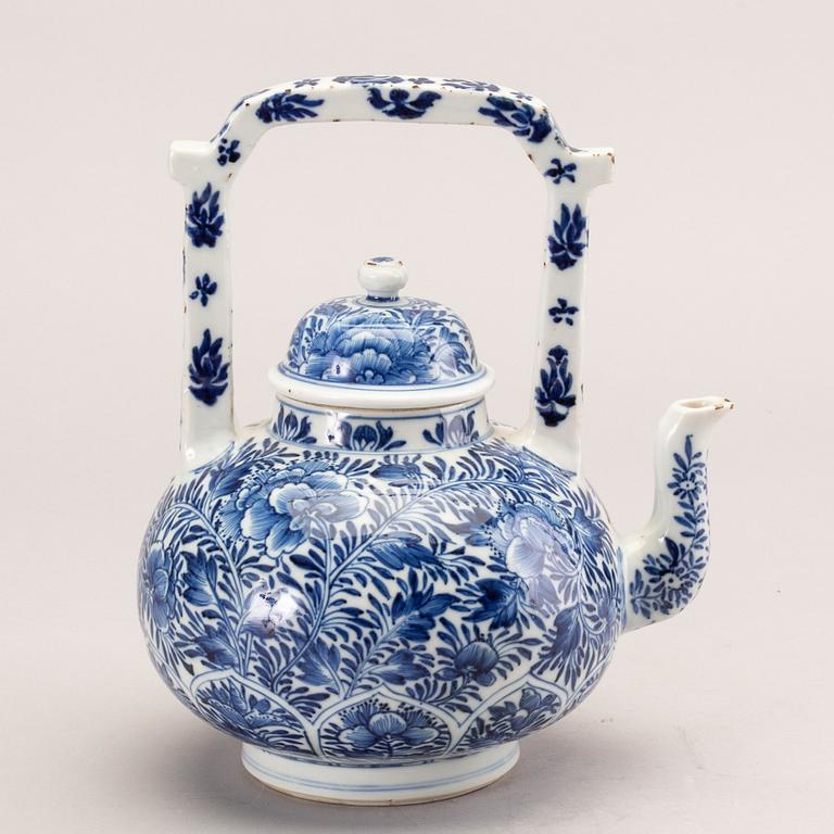 A large blue and white tea pot with cover, Qing dynasty, Kangxi (1662-1722).