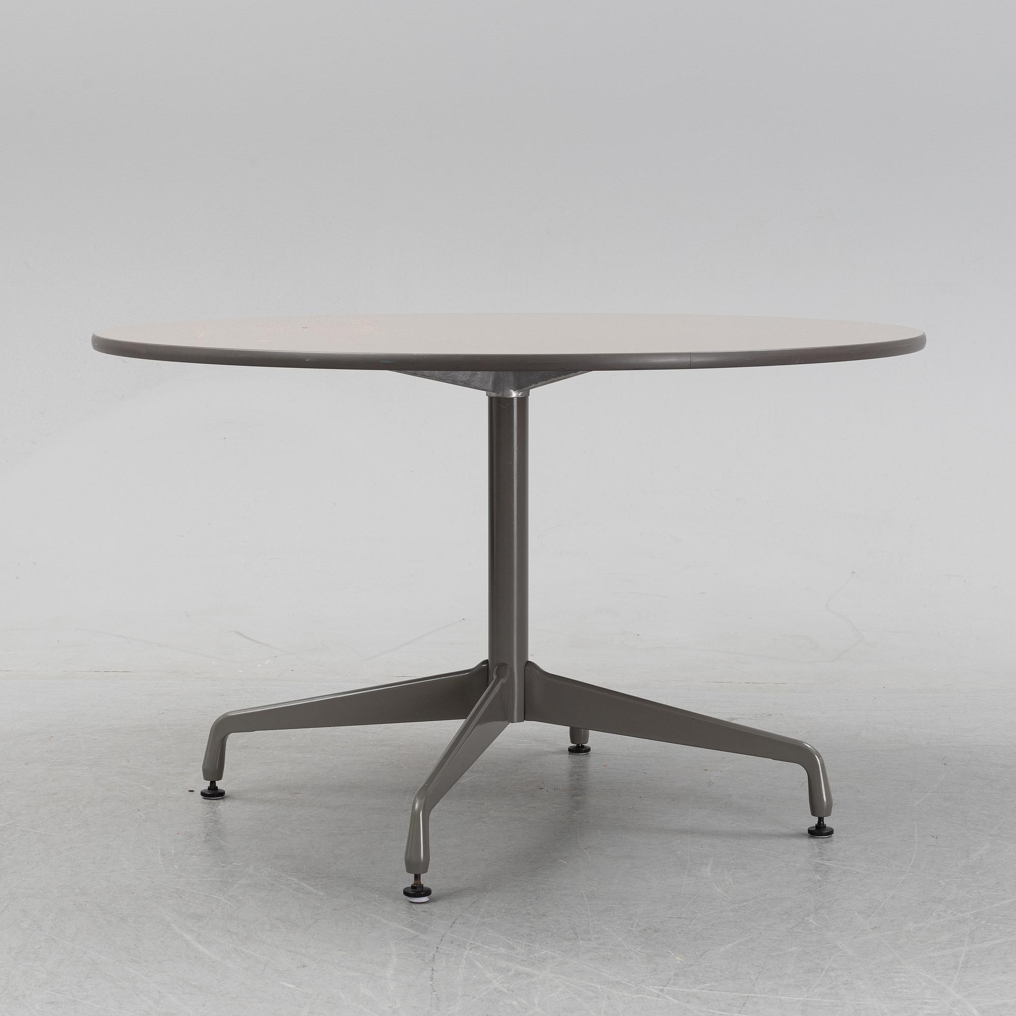 A round 'Aluminumgroup' table by Charles and Ray Eames for Herman Miller.