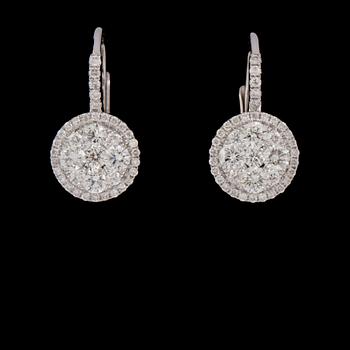 ÖRHÄNGEN, 18k vitguld med briljantslipade diamanter, 0.96 ct. Vikt 3 g.