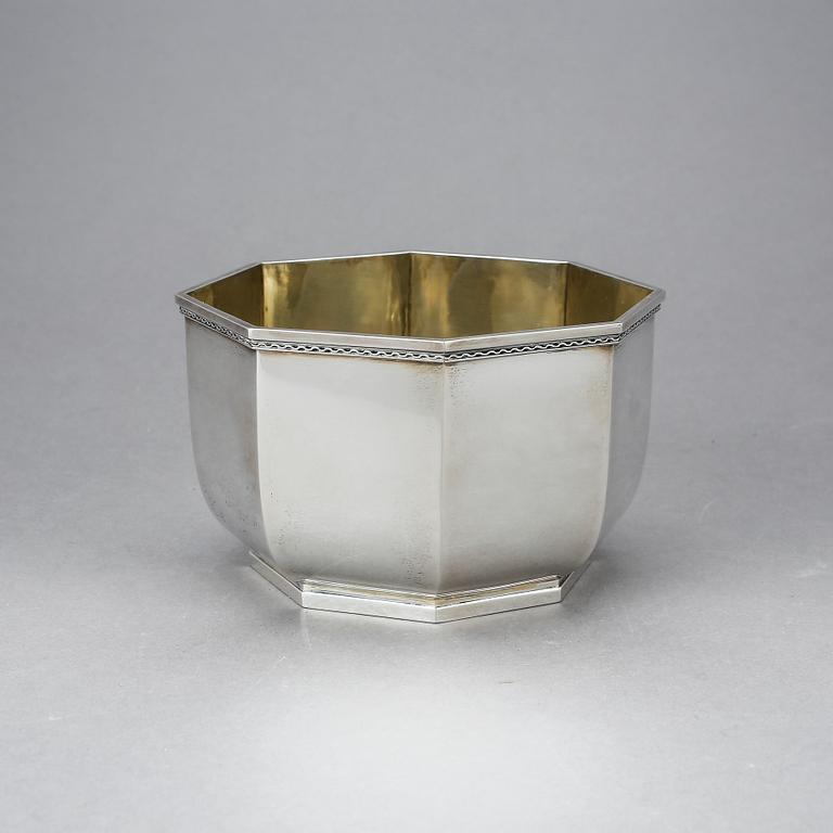 SKÅL, sterlingsilver, Borgila, Stockholm, 1953. Vikt ca 370g.