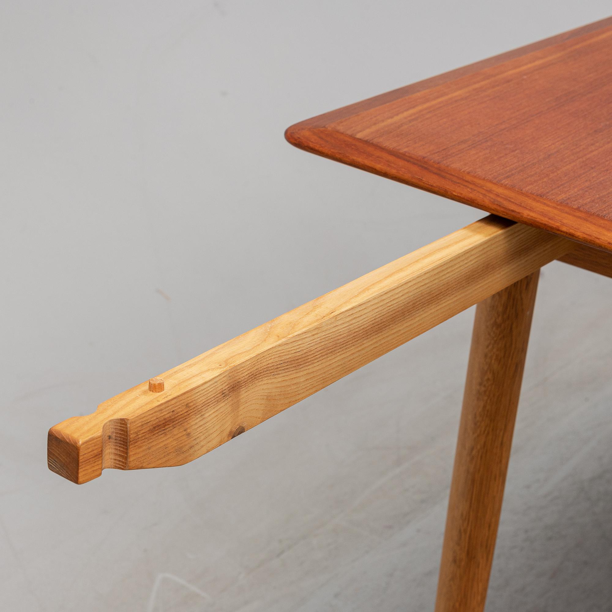 A 1950/60's dining table from Slagelse Møbelvaerk A/S with two additional leaves.