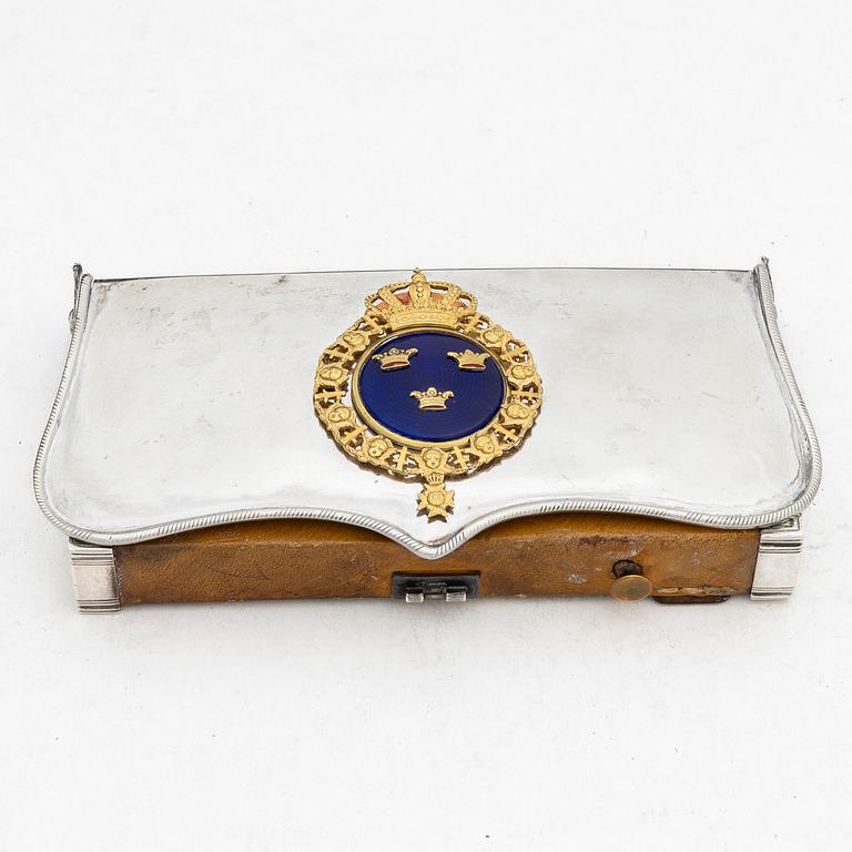 Kartuschlåda för officer vid Livregementet till häst m/1847, i silver, av Gustav Möllenborg Stockholm 1856.