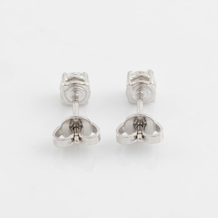 Brilliant cut diamond earrings, with GIA dossier.
