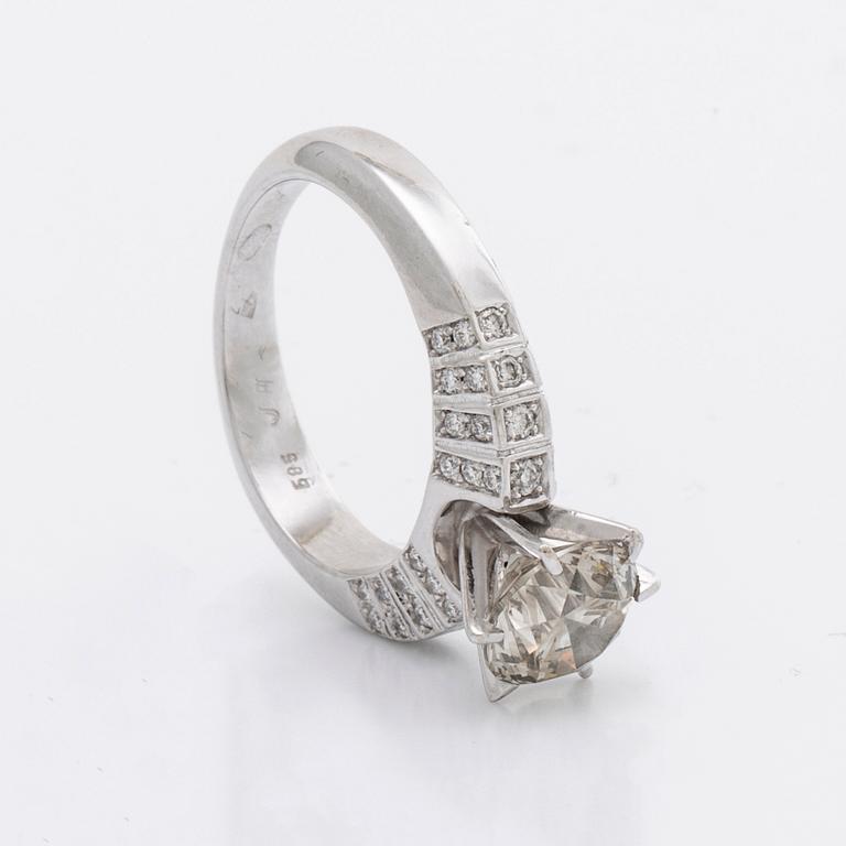 RING 14K vitguld m 1 briljant ca 1,8 ct, ca L-M VS, sidostenar ca 0,25 ct totalt.