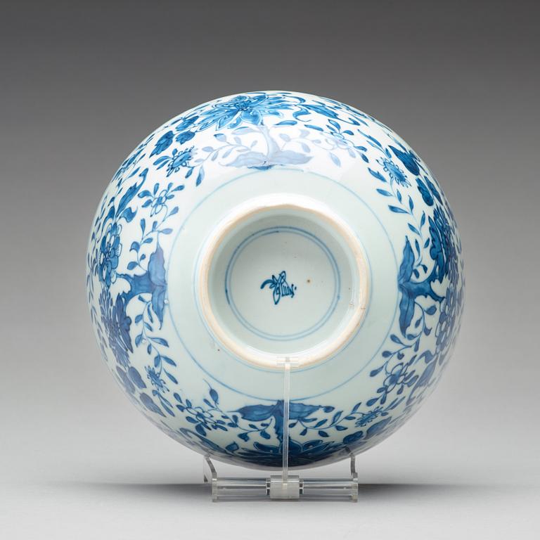 A blue and white bowl, Qing dynasty, Kangxi early 18th Century.