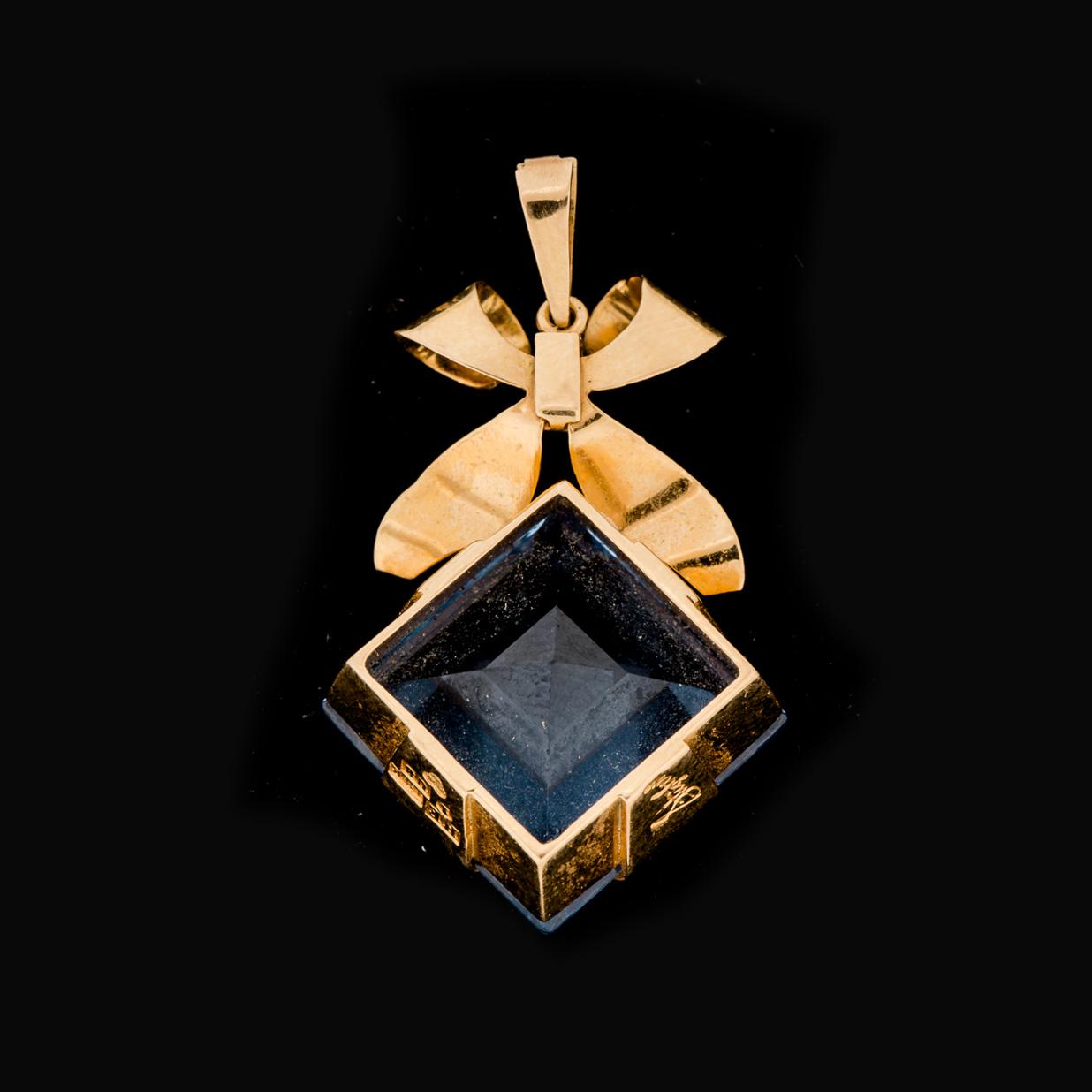 HÄNGE, 18k guld. Stigbert, Stockholm 1946. Vikt ca 7 gram.