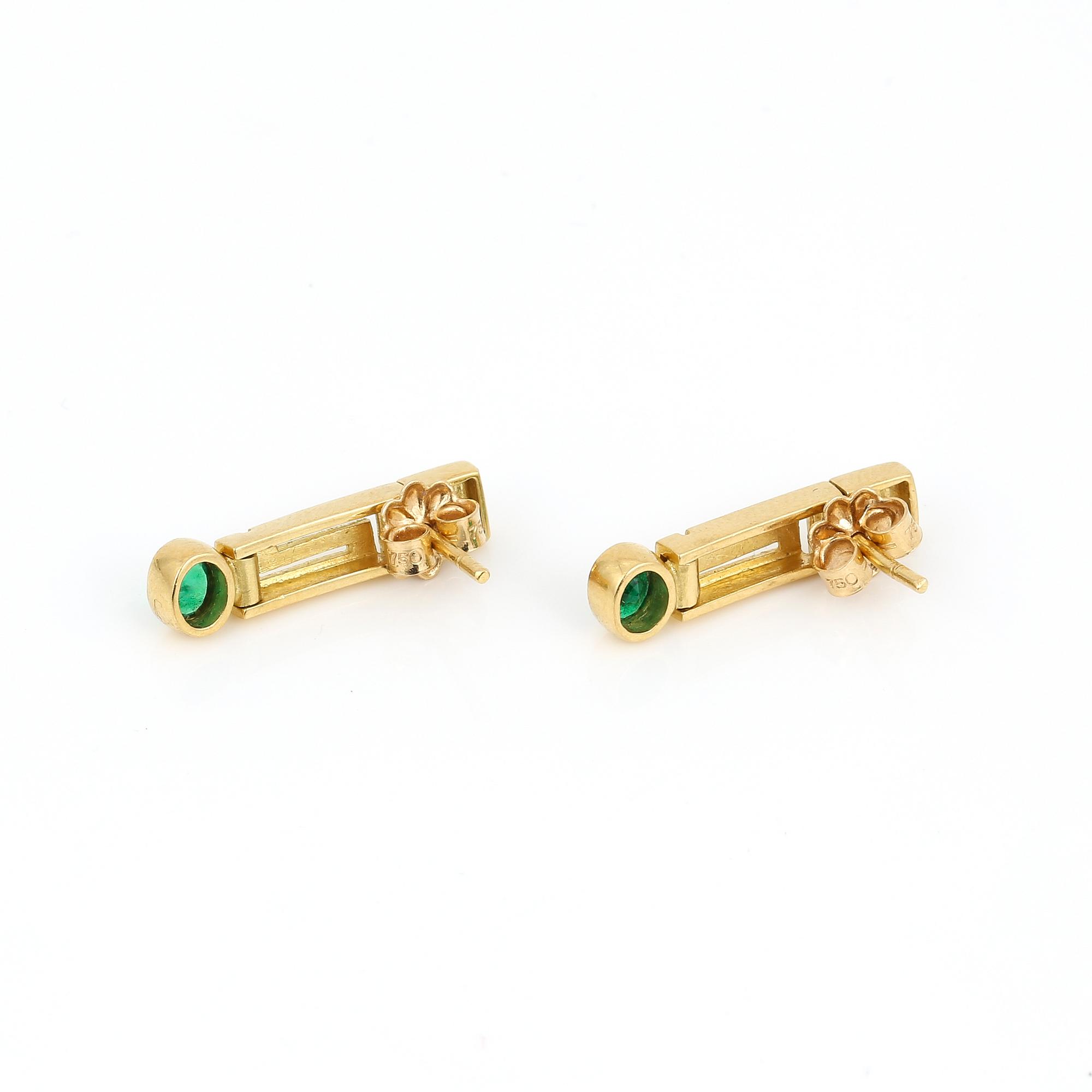ÖRHÄNGEN, ett par, 18K guld med ovalslipade smaragder tot ca 0,35 ct och små diamanter tot ca 0,06 ct. Vikt ca 4,98 g.
