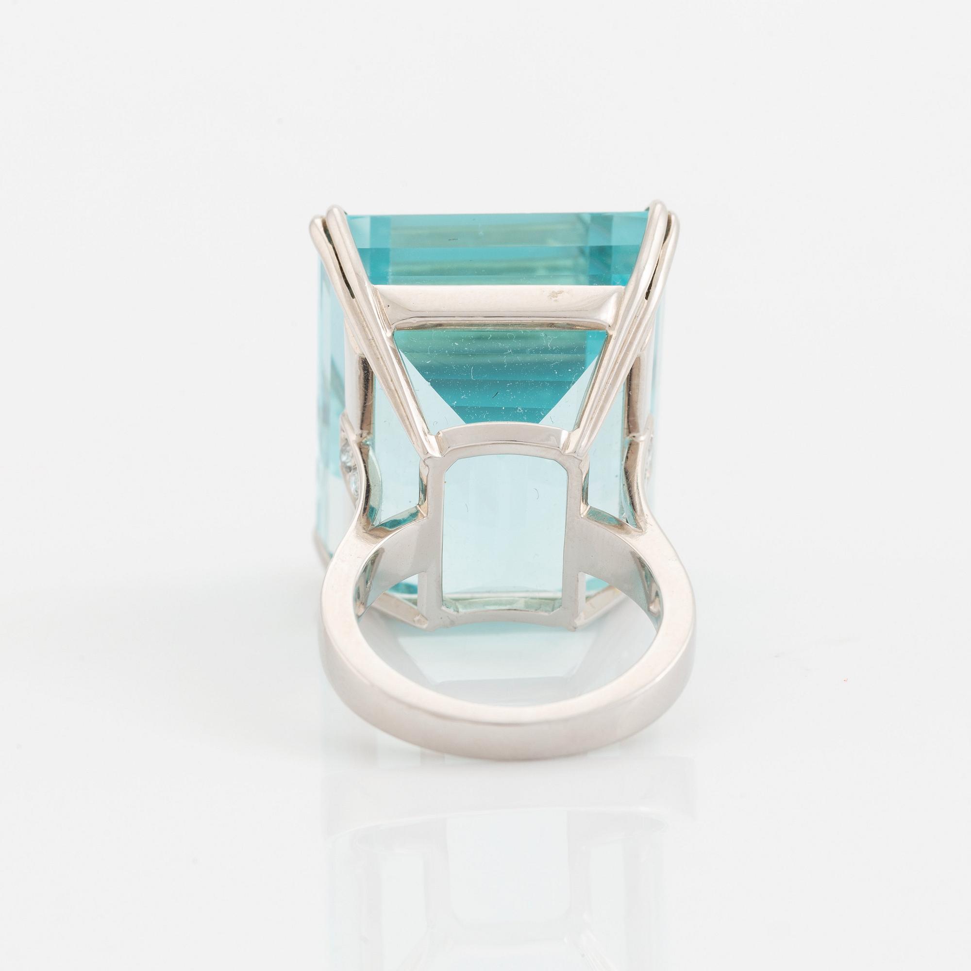 Ring 18K vitguld med en trappslipad akvamarin.
