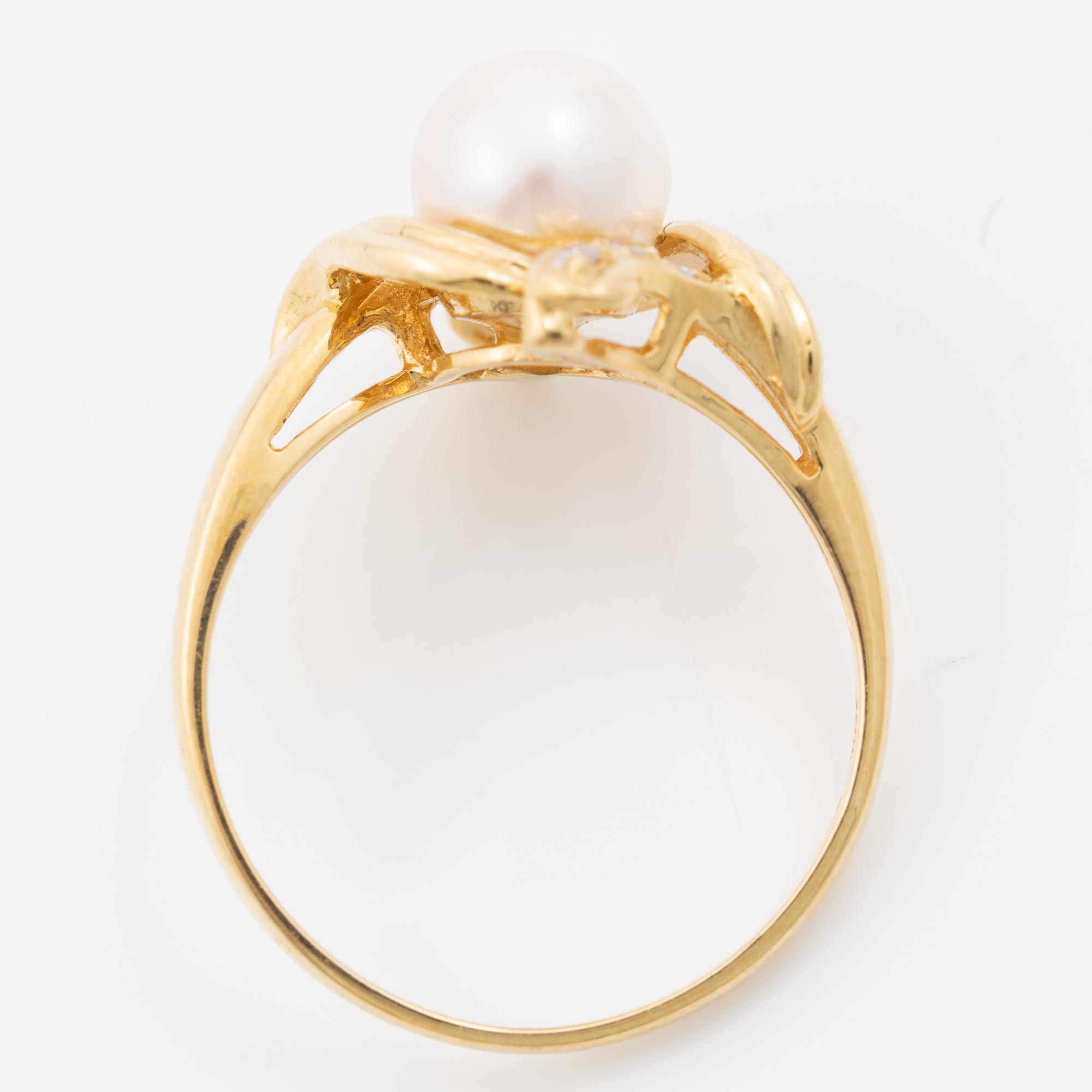 18K gold ring with a cultured pearl and small brilliant-cut diamonds.