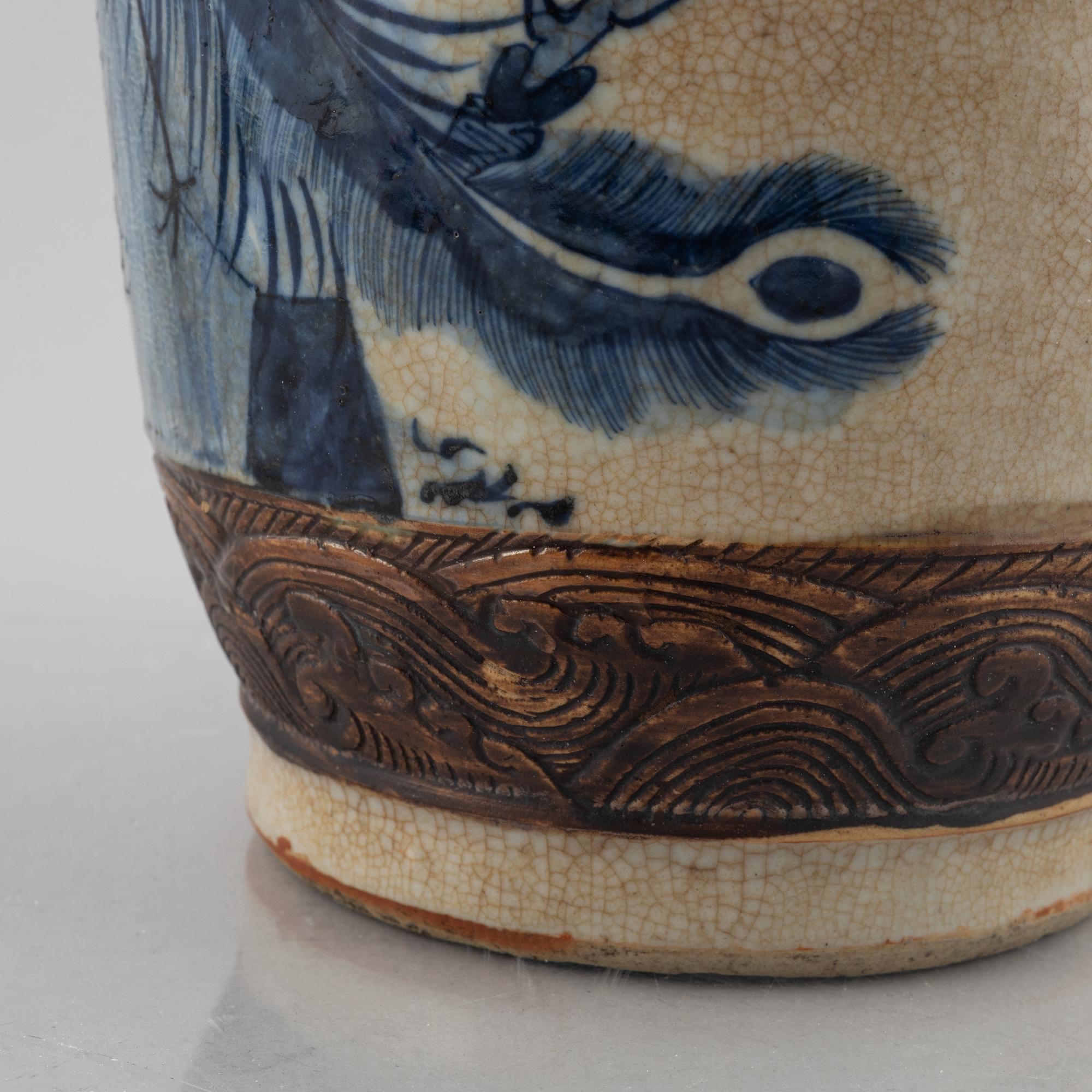 A porcelain vase, China, late Qing dynasty.