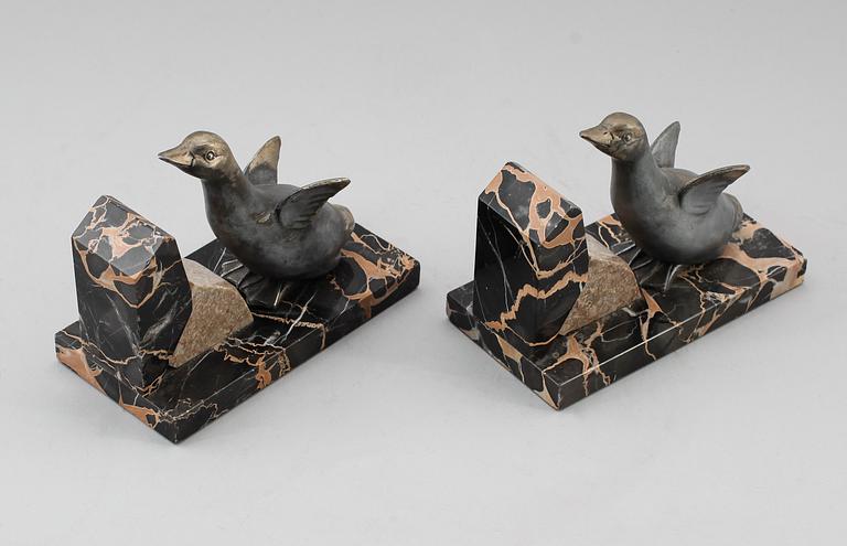 BOKSTÖD, marmor och vitmetall, art déco, 1900-talets första hälft.