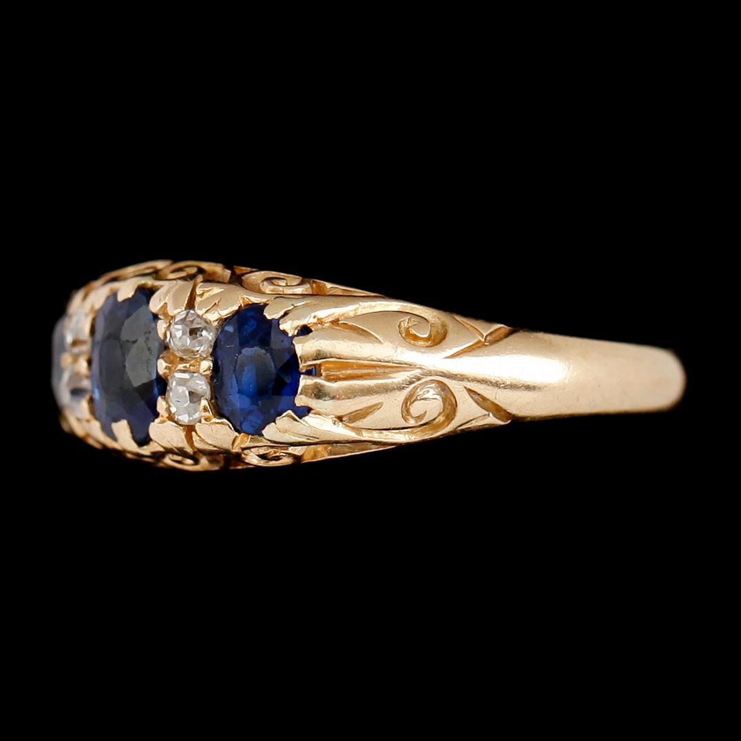RING, 18 k guld, England, med blå stenar samt rosenstenar, omkring år 1900. Vikt ca 4 gram.