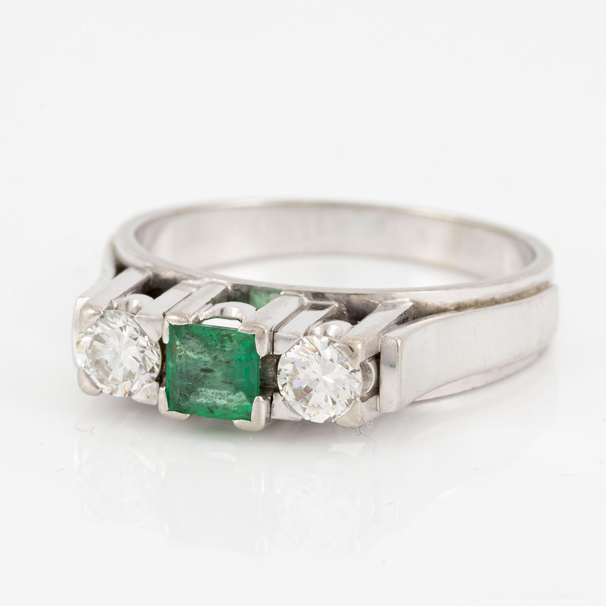 Ring in 18K white gold set with a step-cut emerald and round brilliant-cut diamonds.