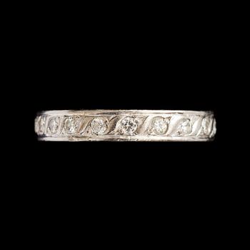 RING, 18k vitguld med briljantslipade diamanter, tot ca 0,40 ct. Malmö 1965. Vikt 4,6 g.