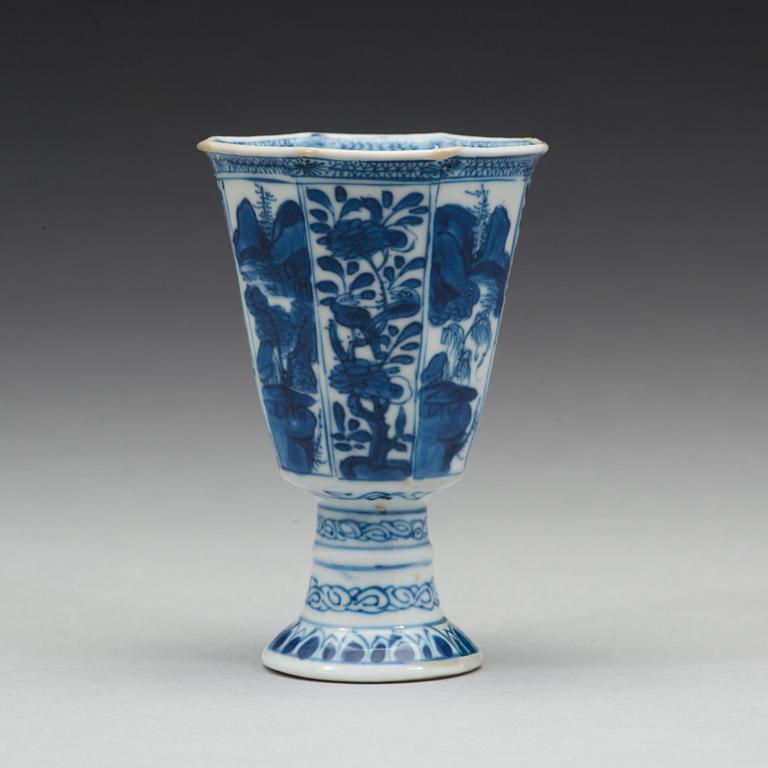 A blue and white goblet, Qing dynasty, Kangxi (1662-1722).