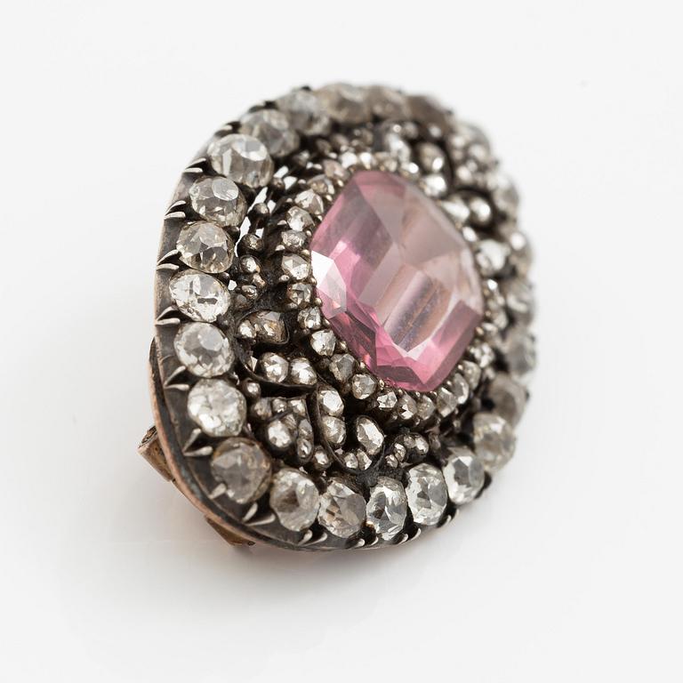 Brosch 14K guld och silver med en fasettslipad spinell samt gammal- och rosenslipade diamanter.