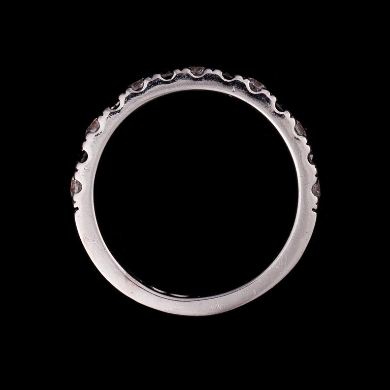 RING, 14K vitguld, med svarta diamanter tot 0,30 ct och zirkoner, år 2009. Vikt 3 g.