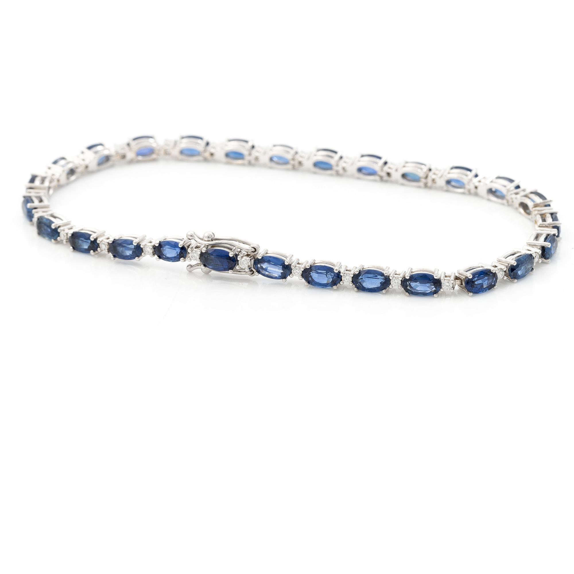 Bracelet 18K white gold with step-cut sapphires and round brilliant-cut diamonds.