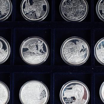 Myntsamling, minnes- och jubileumsmynt, 61 st, mestadels i silver. I tre schatull.