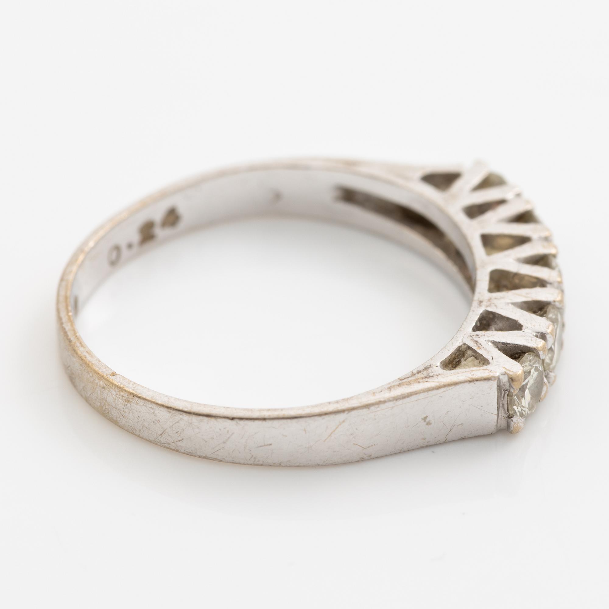 Ring, 18K white gold set with five brilliant-cut diamonds.