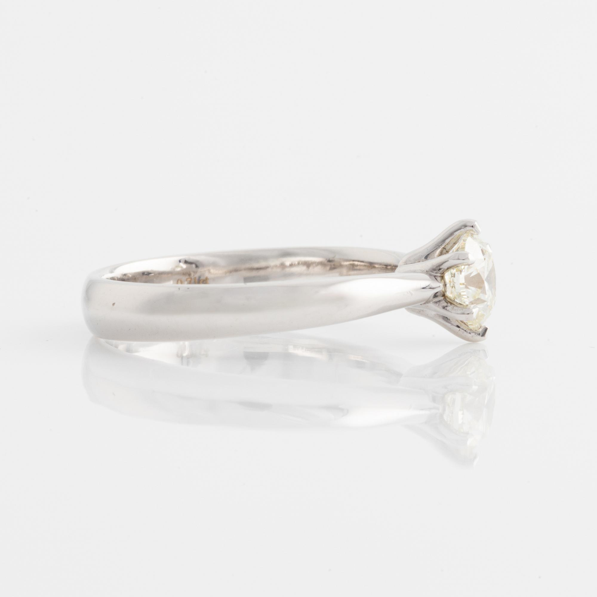 Ring with brilliant cut diamond 0.71 ct.
