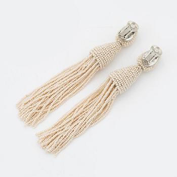 Oscar De La Renta, a pair of clip-on glasspearl earrings.