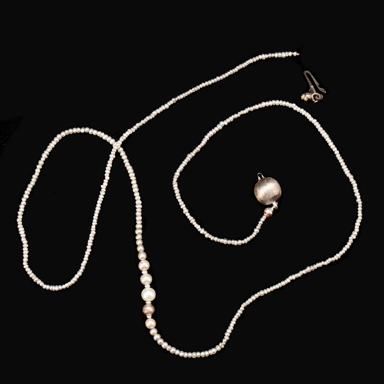 PÄRLCOLLIER, orientaliska pärlor med lås i sterlingsilver.