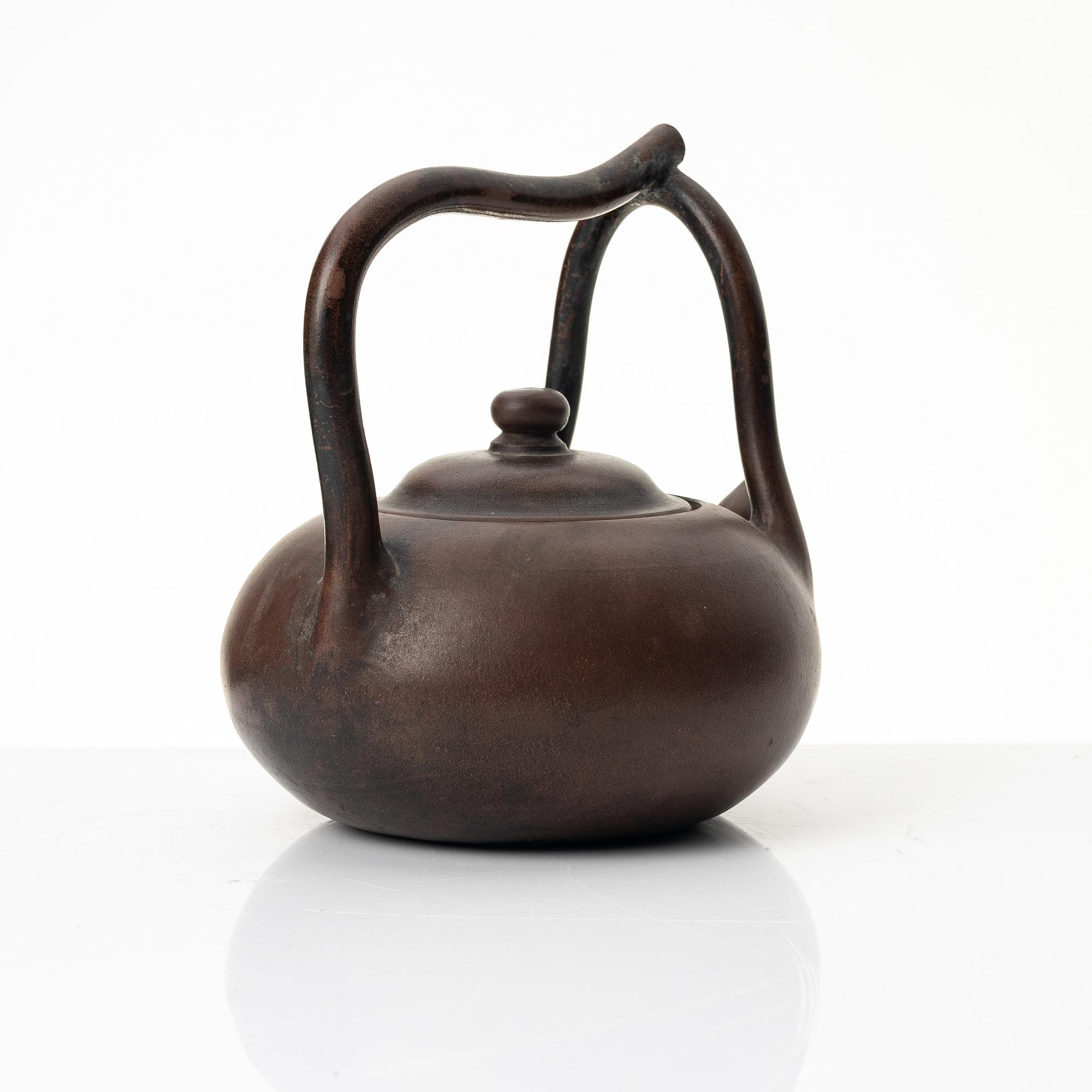 A Chinese yixing teapot, late Qing dynasty /around 1900.