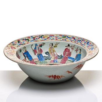 A large famille rose basin, Qing dynasty, 19th Century.