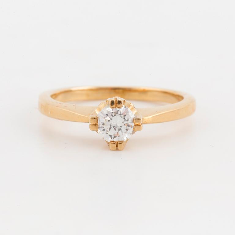 A brilliant cut diamond ring, set with a circa 0,50ct diamond.