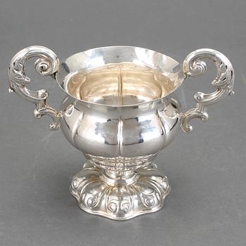 SKÅL på FOT, silver. Carl Nyström, Stockholm (1840-88). Nyrokoko. Vikt ca 271g.