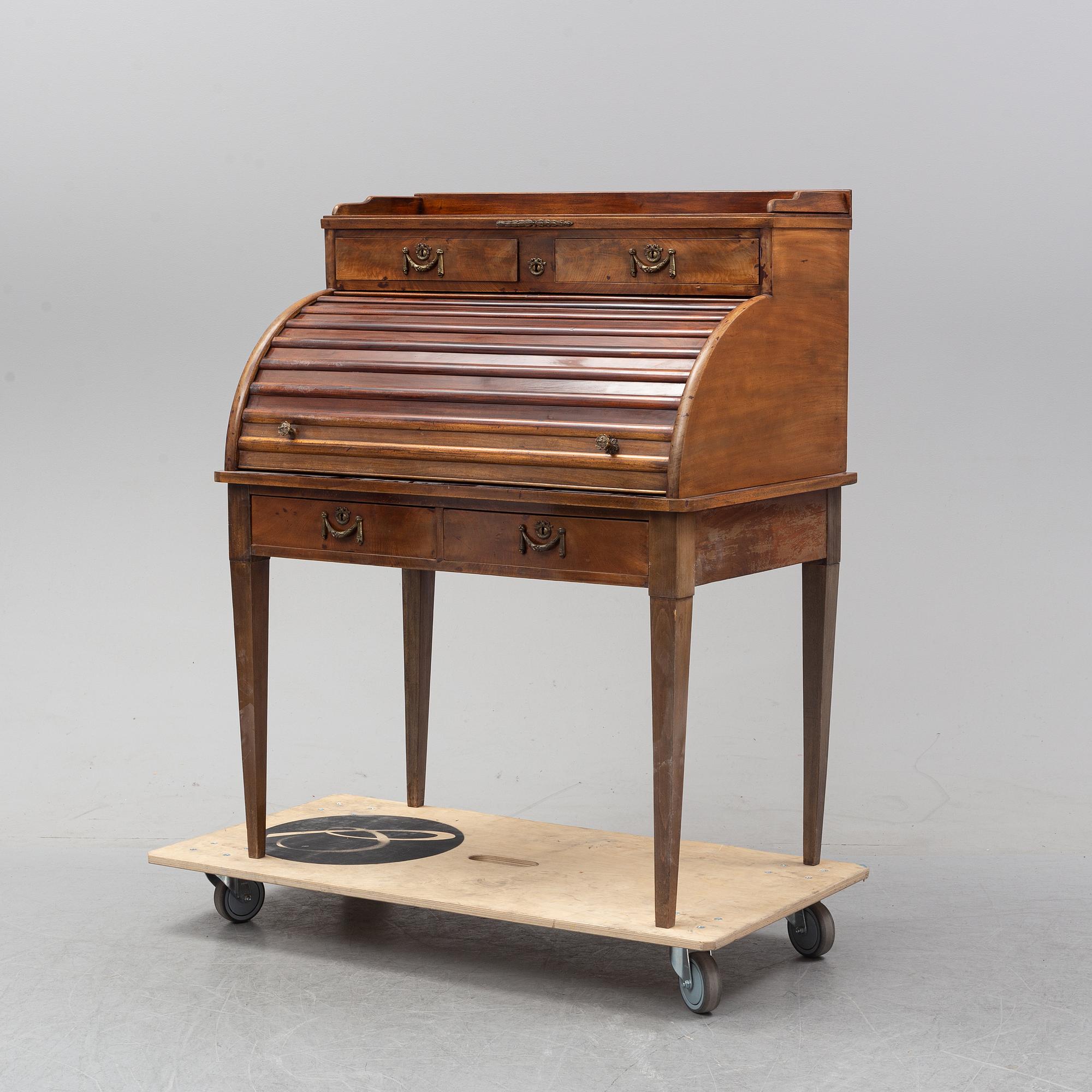 A Louis XVI style mahogany marquetry cylinder bureau, first half of the 20th century.