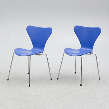 Arne Jacobsen, stolar, ett par, "Sjuan", Fritz Hansen, Danmark, 1998.