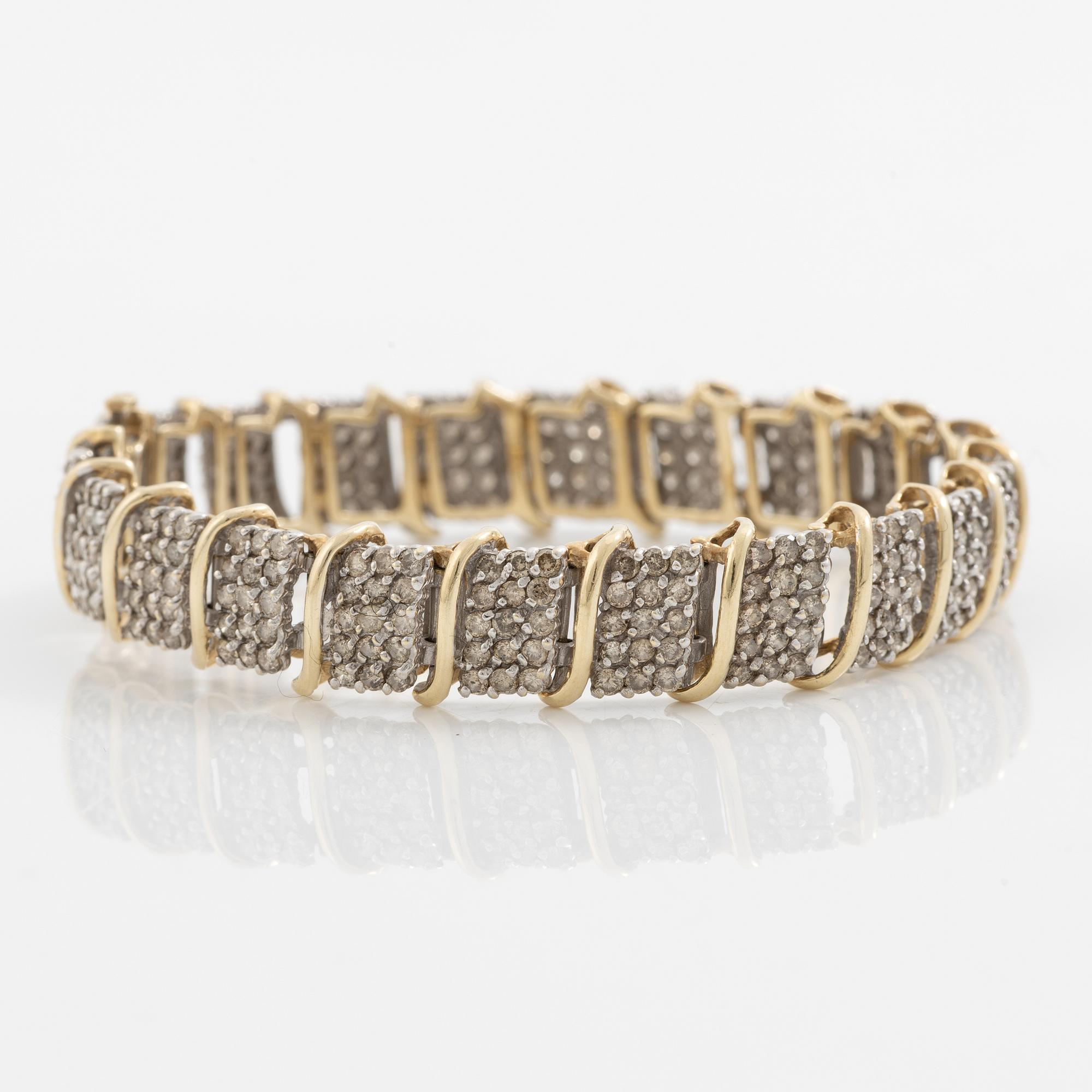 Bracelet 10K gold with brilliant-cut diamonds.
