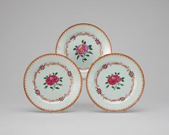 543. A set of three famille rose dinner plates, Qing dynasty, Qianlong (1736-95).