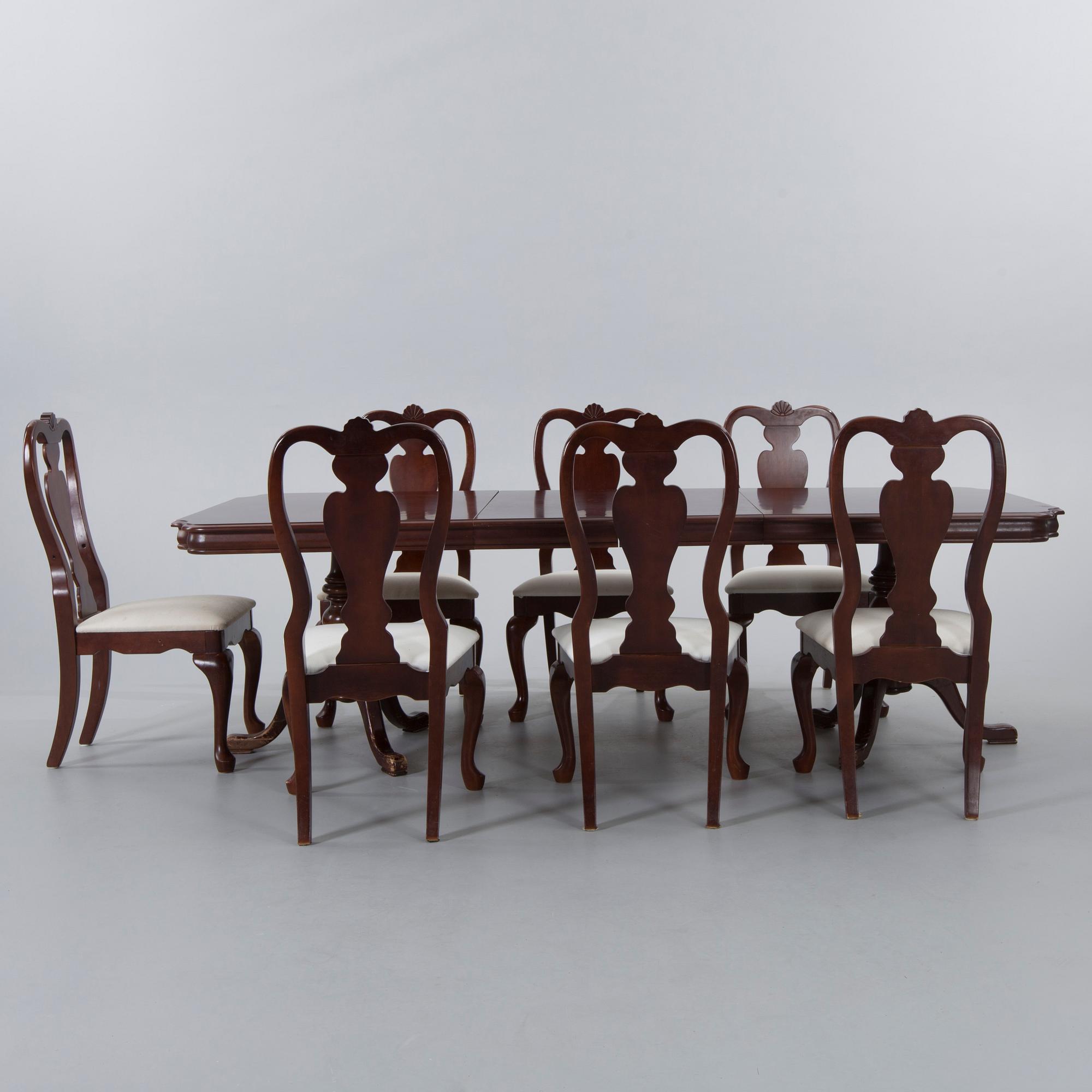 A SET OF 7 ROKOKO-STYLE DINING CHAIRS AND A TABLE, 20th century.