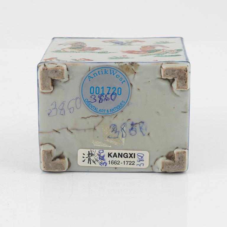 A famille verte porcelain tea caddy, Qing dynasty, Kangxi (1662-1722).