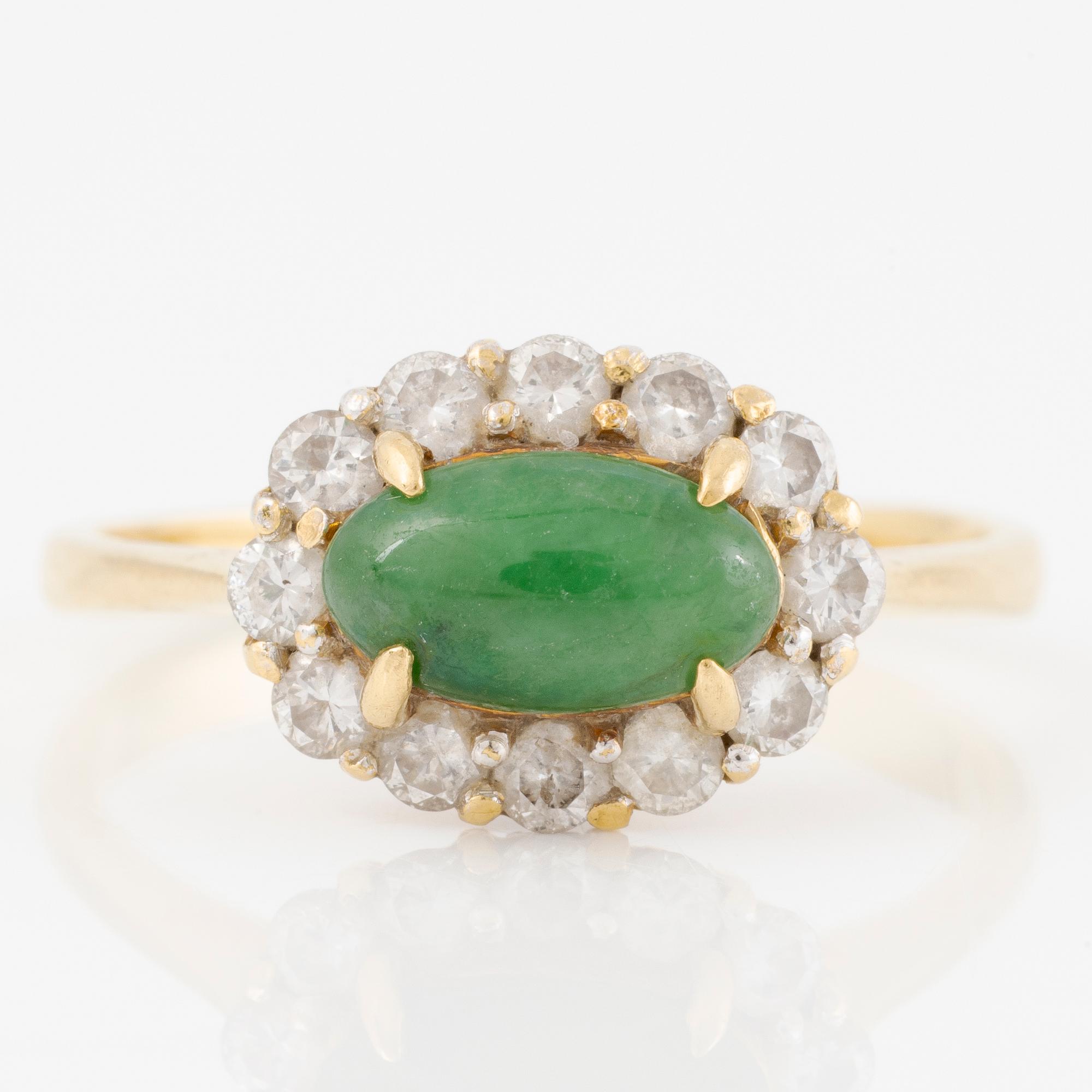 Ring, 18K gold with cabochon-cut chrysoprase and brilliant-cut diamonds.