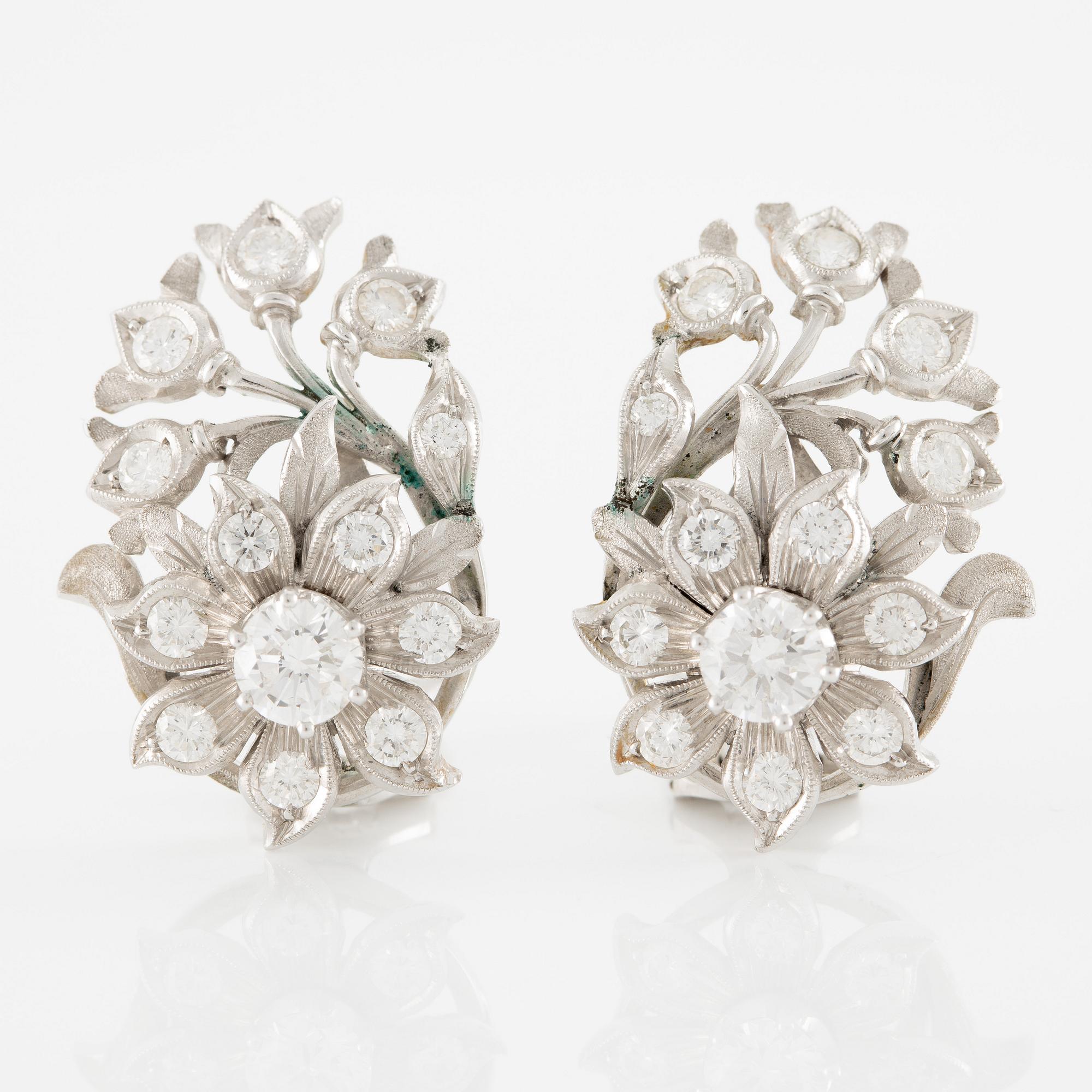 A pair of earrings in 18K gold set with round brilliant-cut diamonds.