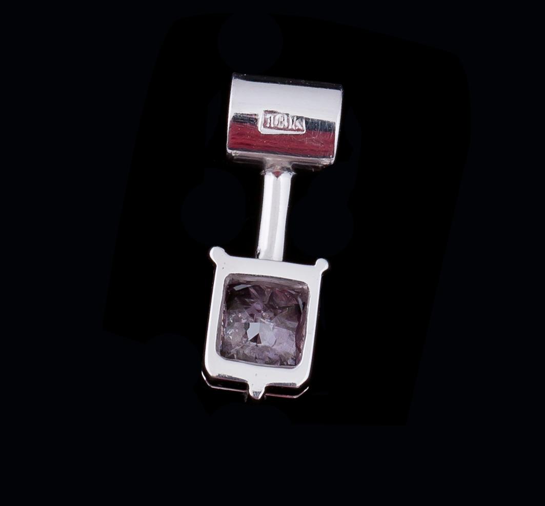 HÄNGE, 18 k vitguld med fasettslipad diamant, enl cert fancy pink purple, ca 0.70 ct. Vikt ca 1,3 g.