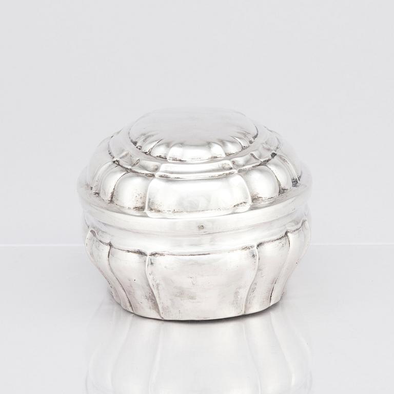 Ask med lock, silver, oidentifierad mästare, Wien 1738. Rokoko.
