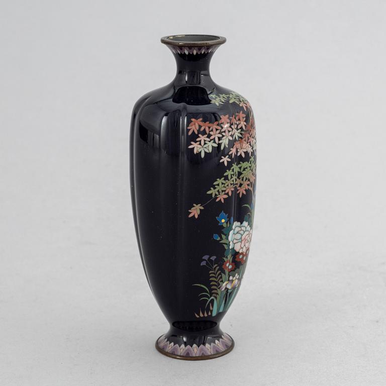 A Japanese cloisonné vase, Meiji period (1868-1912).